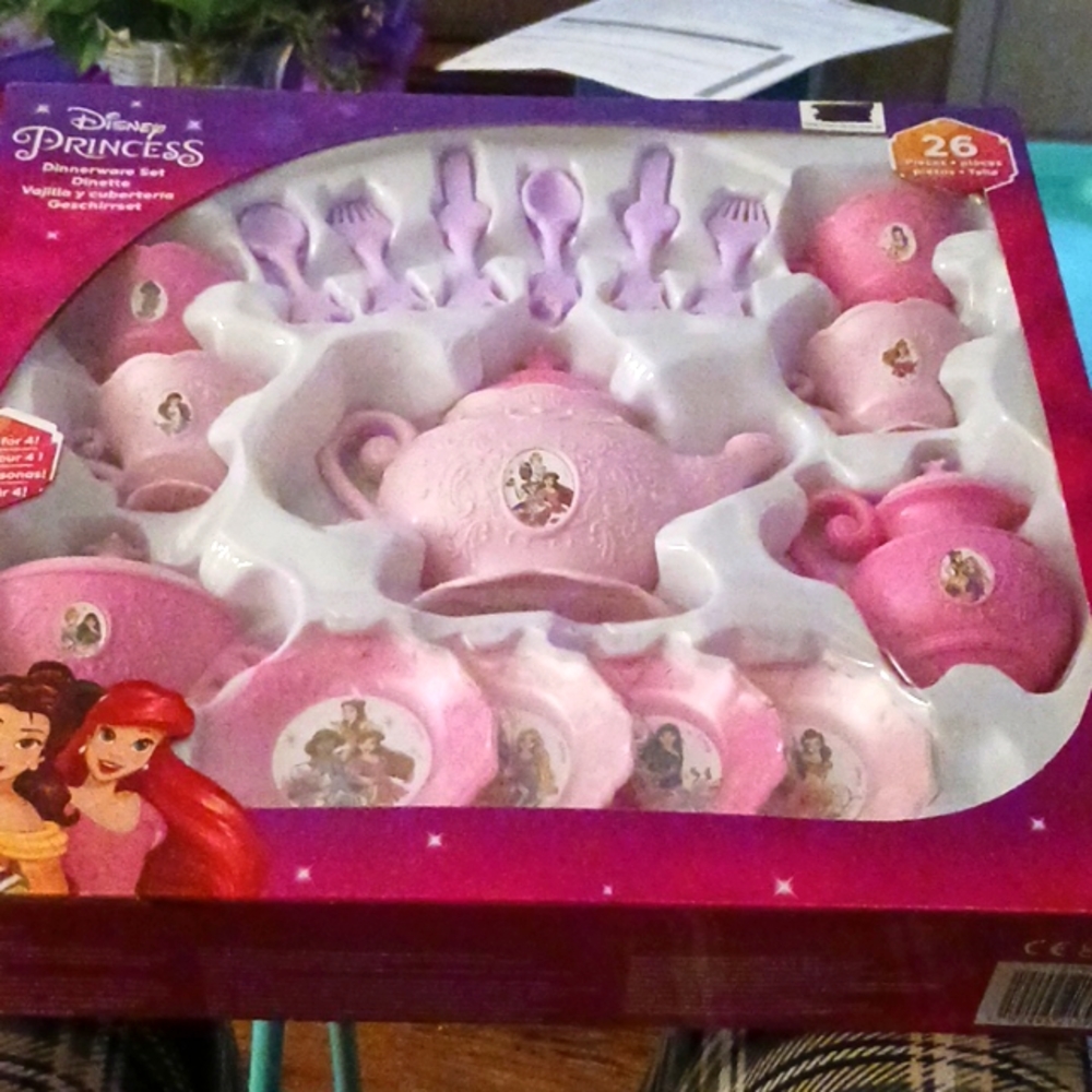 Disney princess dinnerware 26 piece set